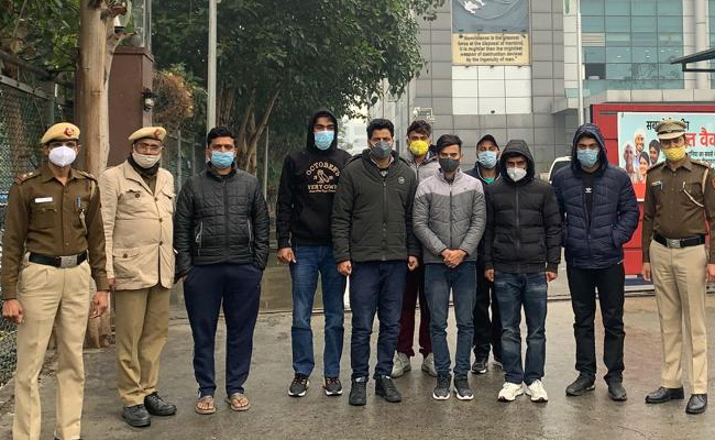 फर्जी बोर्डिंग पास पर जा रहे थे यूके, मास्टरमाइंड समेत 8 लोग गिरफ्तार