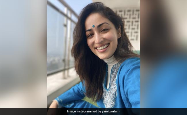 Yami Gautam Stylishly Layers Her Blue <i>Kurta</i> With A White Turtleneck