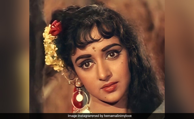 बड़ी-बड़ी आंखें और मासूम चेहरे से Hema Malini जीत लेती थीं दिल, 'ड्रीम गर्ल' की ये 5 फोटोज देख हार बैठेंगे दिल