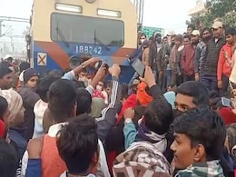 बिहार : मोतिहारी में रेलवे की परीक्षा में धांधली के खिलाफ छात्रों का आक्रोश, ट्रेन रोक कर किया प्रदर्शन बिहार : मोतिहारी में रेलवे की परीक्षा में धांधली के खिलाफ छात्रों का आक्रोश, ट्रेन रोक कर किया प्रदर्शन