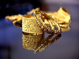 Gold imports In India: बीते वित्त वर्ष ऊंचे आयात शुल्क चलते भारत का सोने का आयात 24% घटकर 35 अरब डॉलर रहा Gold imports In India: बीते वित्त वर्ष ऊंचे आयात शुल्क चलते भारत का सोने का आयात 24% घटकर 35 अरब डॉलर रहा