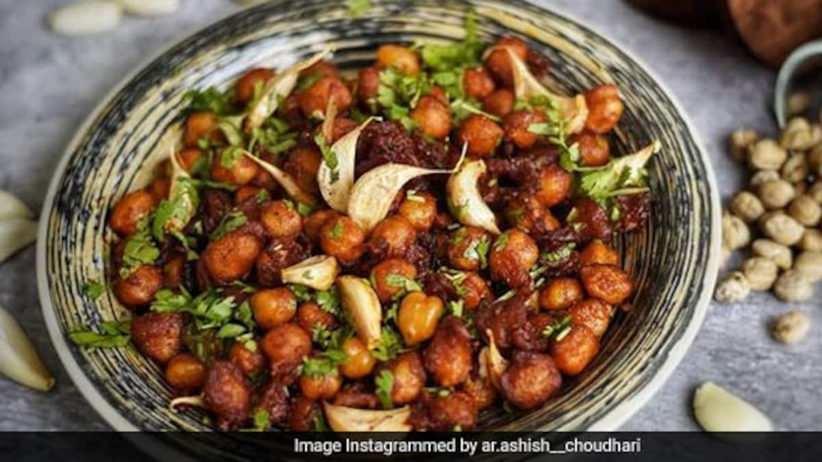 Looking for a quick evening snack? Try this DhabaStyle Chana Garlic