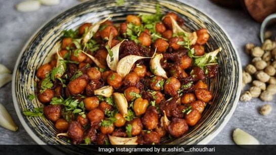 Chana Garlic Fry: क्विक हेल्दी स्नैक की तलाश है तो ट्राई करें यह ढाबा-स्टाइल चना गार्लिक फ्राई