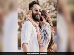 Mouni Roy शादी के बाद इस अनोखे एयरपोर्ट लुक में आईं नजर, साथ ही देखें क्या है उनके हनीमून लुक्स में सबसे खास Mouni Roy शादी के बाद इस अनोखे एयरपोर्ट लुक में आईं नजर, साथ ही देखें क्या है उनके हनीमून लुक्स में सबसे खास