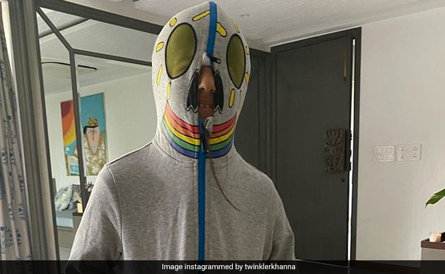 Nitara's Outfit Choice For "First Day Of Virtual School," Explained By Mom Twinkle Khanna