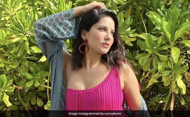 Sunny Leone Sends "Good Morning" Message From Maldives - See Pics