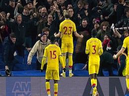 फुटबॉल मैच में क्रिस्टल पैलेस की टीम ने किया शानदार गोल, खिलाड़ियों की जुगलबंदी के मुरीद हुए फैंस फुटबॉल मैच में क्रिस्टल पैलेस की टीम ने किया शानदार गोल, खिलाड़ियों की जुगलबंदी के मुरीद हुए फैंस