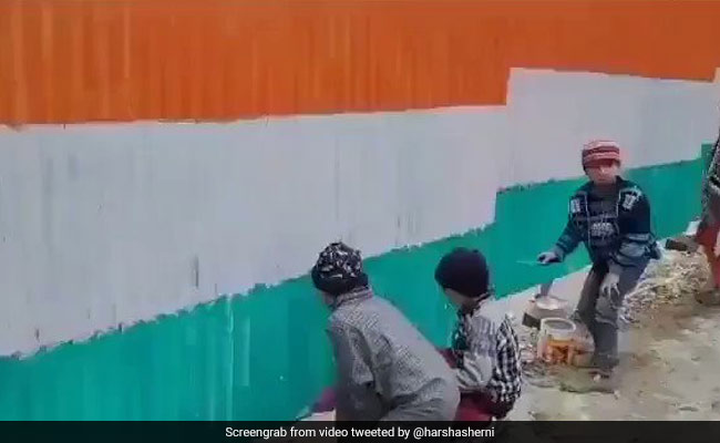 दीवार पर तिरंगा लहरा कर कश्मीर के बच्चों ने कहा- मैं फौजी बनना चाहता हूं