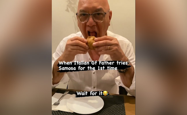 इटली के एक शख्‍स ने पहली बार खाया समोसा, रिएक्शन सोशल मीडिया पर वायरल हो गया