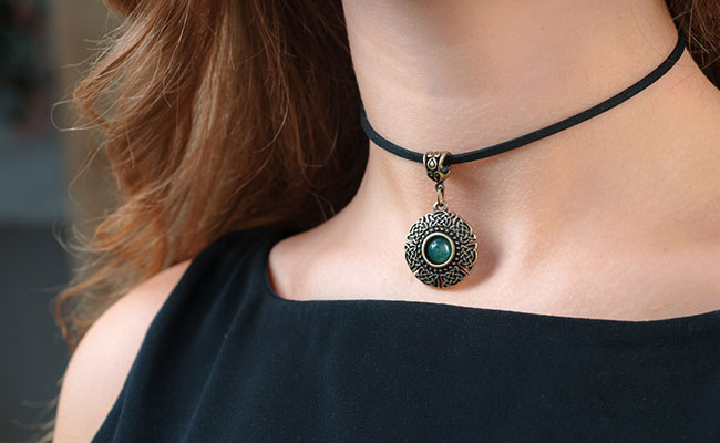 5 Stylish Chokers To Team Up With Your Outfits