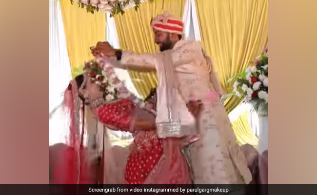 दूल्हा पहना रहा था वरमाला, तभी स्टेज पर दुल्हन ने कर दी ऐसी हरकत, लोग बोले - पक्का दीदी योगा टीचर हैं - देखें Video