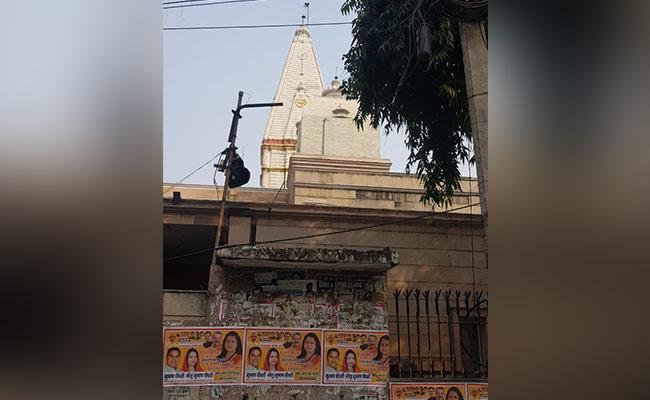 दिल्ली में चोरों का आतंक, मंदिर से 10 लाख के 11 मुकुट चोरी