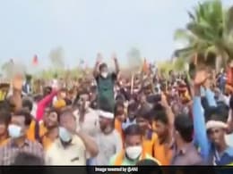 VIDEO: कोविड प्रोटोकॉल की उड़ती धज्जियां, BJP विधायक पहुंचे सैंकड़ों की भीड़ में, धक्का-मुक्की करते दिखे लोग VIDEO: कोविड प्रोटोकॉल की उड़ती धज्जियां, BJP विधायक पहुंचे सैंकड़ों की भीड़ में, धक्का-मुक्की करते दिखे लोग