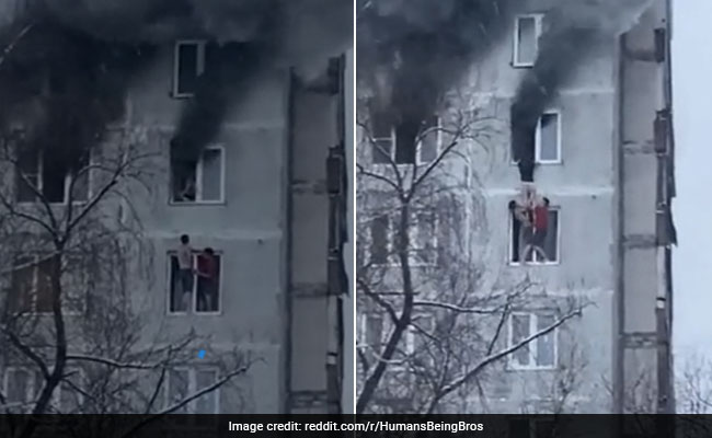 आग लगी इमारत से बच्ची को बचाकर हीरो बने दो शख्स, जमकर हो रही है तारीफ