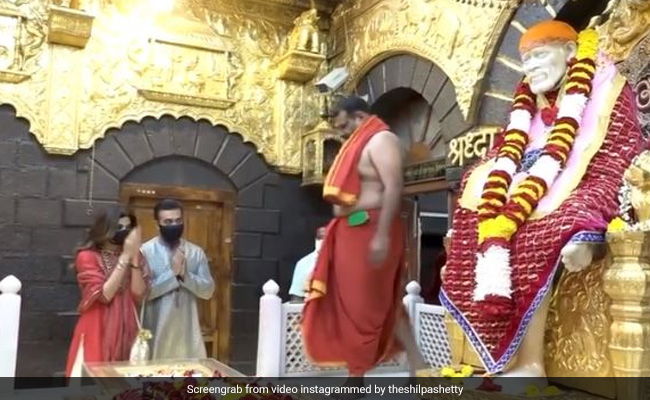 VIDEO: पति राज कुंद्रा संग शिरडी पहुंचीं शिल्पा शेट्टी, साईं दरबार में हाथ जोड़े खड़े दिखे पति-पत्नी