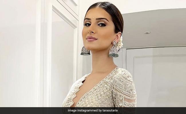 Tara Sutaria का विंटर वाइट लहंगा किसी भी फंक्शन के लिए है परफेक्ट चॉइस, ये है खास