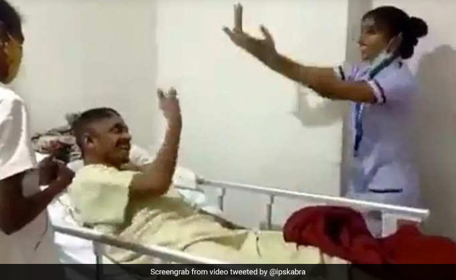 लकवाग्रस्त मरीज का हौसला बढ़ाने के लिए नर्स ने किया डांस, सोशल मीडिया पर वायरल हुआ वीडियो