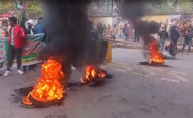 Protesters Block Roads, Burn Tyres Over Railway Exam In Bihar <i>Bandh</i>