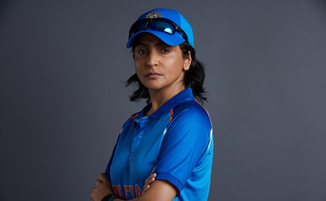 तेज गेंदबाज झूलन गोस्वामी के किरदार में नजर आएंगी अनुष्का शर्मा,'चकदाह एक्सप्रेस' का फर्स्ट लुक रिलीज