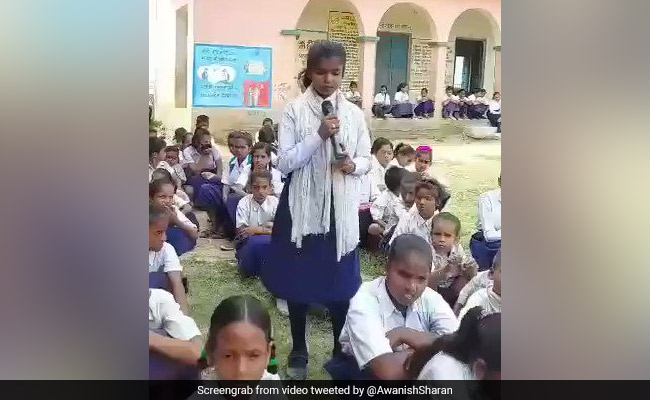 भोजपुरी में बेटी ने गाया 'कर्जा ना कबो माई-बाप के भराई हो', गाना सुन भावुक हुए IAS अधिकारी