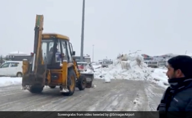 Heavy Snowfall Hits Traffic At Srinagar Airport, 40 Flights Cancelled