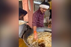 खौलते तेल में शख्स ने डाला हाथ, फिर जो हुआ देखकर हो जाएंगे हैरान खौलते तेल में शख्स ने डाला हाथ, फिर जो हुआ देखकर हो जाएंगे हैरान