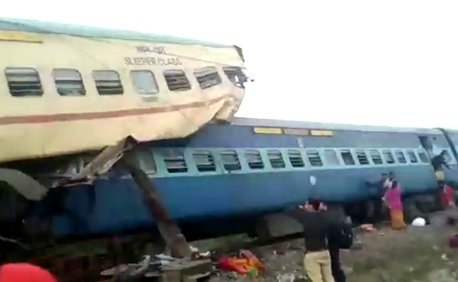 8 Killed, 45 Injured As Express Train Derails In West Bengal