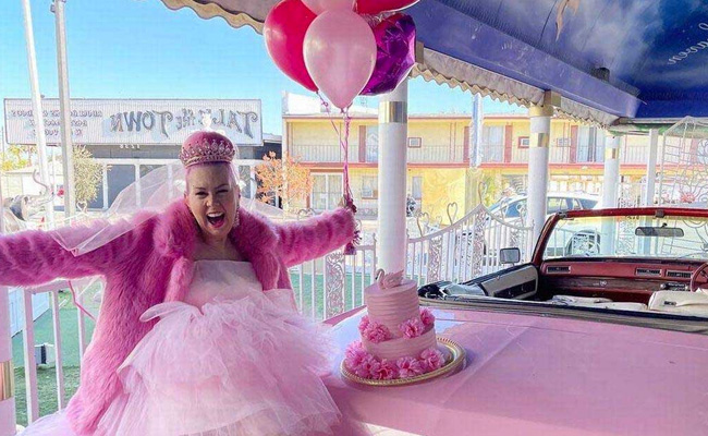 अमेरिकी महिला ने गुलाबी रंग से की शादी, जानिए इसके पीछे की दिलचस्प वजह