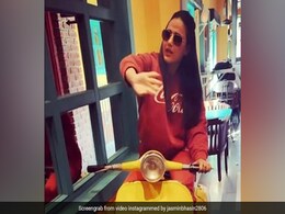 पीले रंग की स्कूटी पर बैठ जैस्मिन भसीन बोलीं 'साइड प्लीज' तो फैन्स ने कहा- अरे, खिड़की में घुस जाएंगे पीले रंग की स्कूटी पर बैठ जैस्मिन भसीन बोलीं 'साइड प्लीज' तो फैन्स ने कहा- अरे, खिड़की में घुस जाएंगे