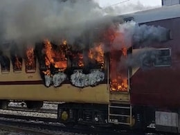 RRB-NTPC पर शांत नहीं हो रहा आक्रोशित छात्रों का गुस्सा, ट्रेन को लगाई आग, पीएम मोदी का पुतला जलाया RRB-NTPC पर शांत नहीं हो रहा आक्रोशित छात्रों का गुस्सा, ट्रेन को लगाई आग, पीएम मोदी का पुतला जलाया