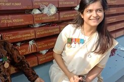 जब एक शहीद जवान के बेटे की दूसरे शहीद जवान की पत्नी से हुई मुलाकात जब एक शहीद जवान के बेटे की दूसरे शहीद जवान की पत्नी से हुई मुलाकात