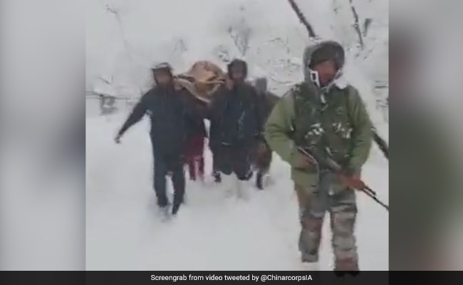 VIDEO : भारी बर्फबारी के बीच गर्भवती महिला को कंधे पर उठा जवानों ने पहुंचाया अस्पताल