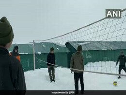 14,000 फीट पर बर्फ के बीच सेना के जवान का वॉलीबॉल खेलते हुए वीडियो हुआ वायरल 14,000 फीट पर बर्फ के बीच सेना के जवान का वॉलीबॉल खेलते हुए वीडियो हुआ वायरल