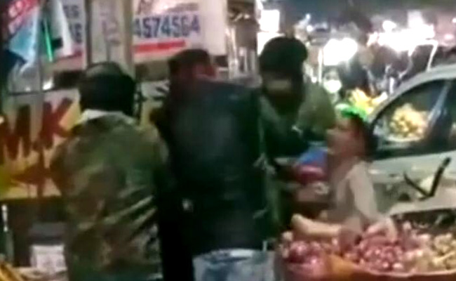 Video :  इंदौर में पार्किंग को लेकर विवाद में डॉक्टर ने महिला को बुरी तरह पीटा, वीडियो वायरल