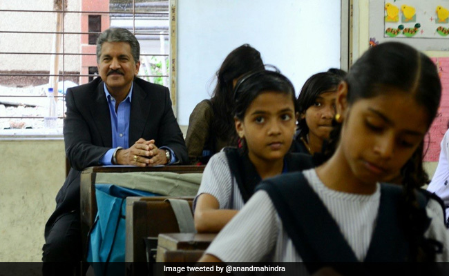 आनंद महिंद्रा की क्लासरूम में बैठे हुए फोटो हुई वायरल, लोगों ने पूछा- क्या आप बैकबेंचर हैं ? मिला ये जवाब