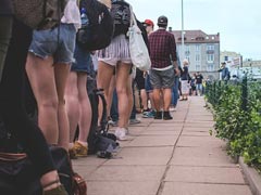 सिर्फ लाइन में खड़े होकर रोज़ 16 हज़ार कमाता है ये शख्स, कमाने का है ये दमदार आइडिया