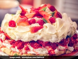 Shruti And Akshara Haasan Bake Pavlova At Home; And We Can't Help But Drool