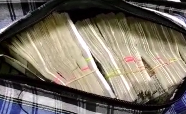 UP चुनाव से पहले सर्विलांस टीम ने फा‌र्च्यूनर से करीब एक करोड की नकदी पकड़ी