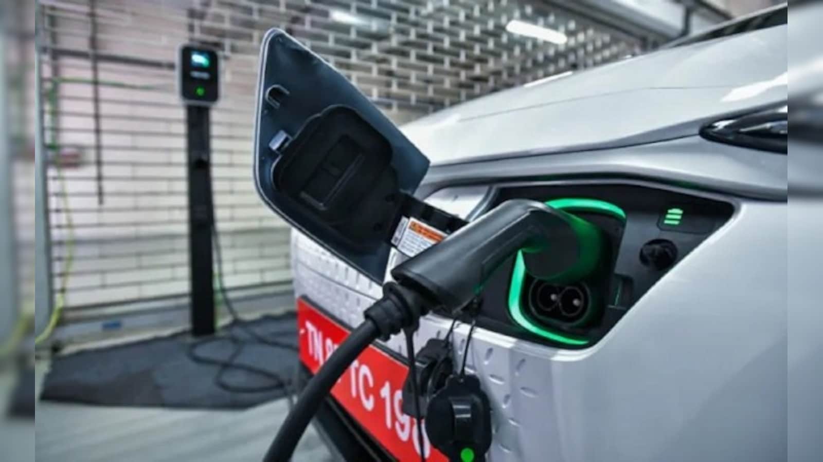 Three Hurdles Could Keep EVs From India’s Mass Market