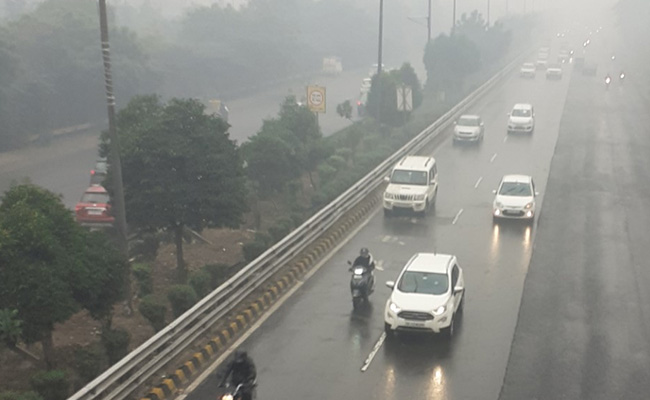 Light Rain Hits Delhi, Air Quality Remains 'Very Poor'
