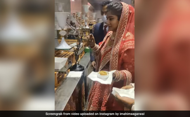 दुल्हन शादी के दिन दूल्हे के साथ खा रही थी पानी पुरी, सबके सामने की ऐसी डिमांड, हंस-हंसकर लोटपोट हुए लोग