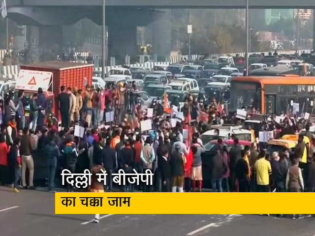 दिल्ली: आबकारी नीति के खिलाफ BJP का 'चक्का जाम', NH-24 पर गाड़ियों की कतार