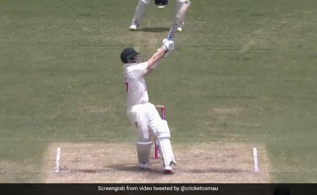 खड़े खड़े अनोखे अंदाज में स्मिथ ने कराई गेंद को हवाई यात्रा, देखें Video