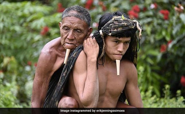 कोविड वैक्सीन लगवाने के लिए पिता को 6 घंटे तक पीठ पर बैठाकर चला शख्स, लोग बोले- आधुनिक श्रवण कुमार