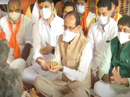 MP: पीएम मोदी की सुरक्षा में चूक मामले को लेकर 'सियासत', सीएम शिवराज सिंह ने किया महामृत्युंजय जाप MP: पीएम मोदी की सुरक्षा में चूक मामले को लेकर 'सियासत', सीएम शिवराज सिंह ने किया महामृत्युंजय जाप