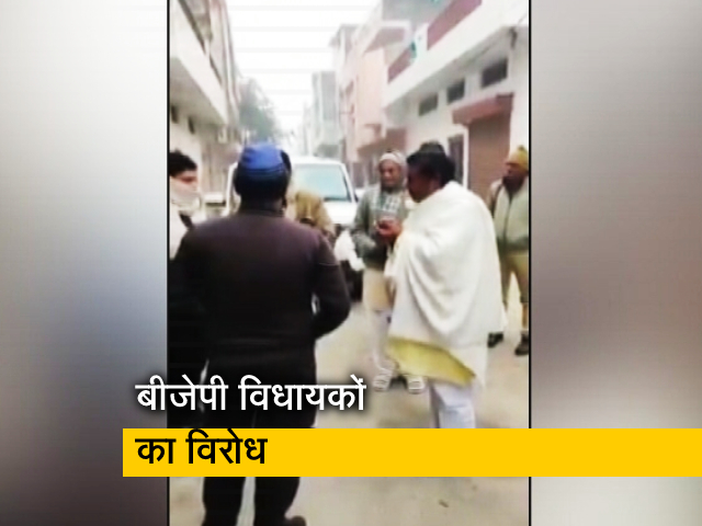 यूपी चुनाव: प्रचार के लिए पहुंचे बीजेपी विधायक का विरोध, लोगों ने पूछा- 5 साल कहां थे