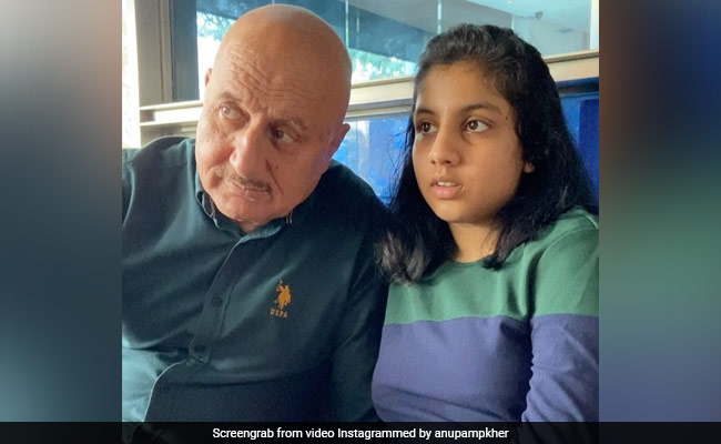 अनुपम खेर ने अपनी भांजी के साथ शेयर किया वीडियो, सुरीली आवाज सुन फैंस बोले- अद्भुत