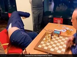 शतरंज खेलते-खेलते धड़ाम से नीचे गिरा खिलाड़ी, सोशल मीडिया पर वायरल हुआ वीडियो शतरंज खेलते-खेलते धड़ाम से नीचे गिरा खिलाड़ी, सोशल मीडिया पर वायरल हुआ वीडियो
