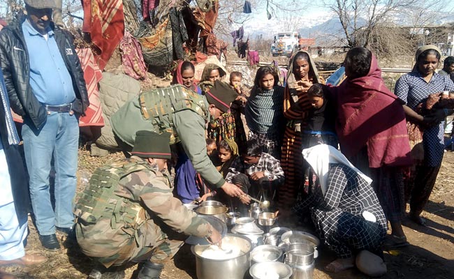 Army Provides Food To Migrant Labourers In J&K's Poonch Amid Heavy Snowfall, Cold
