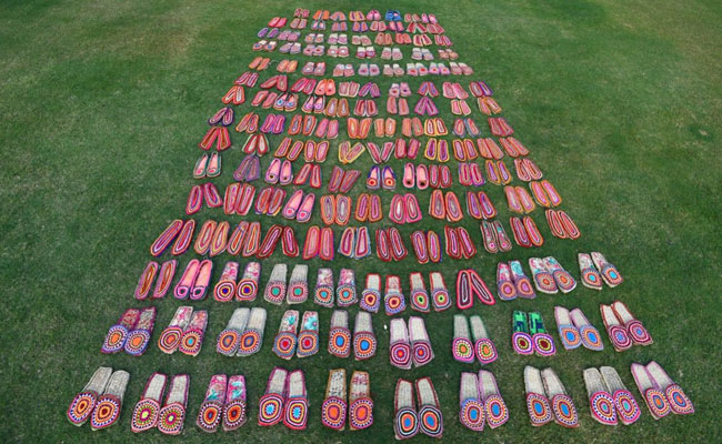 काशी विश्वनाथ धाम में काम करने वालों को ठंड में नंगे पांव नहीं करनी पड़ेगी ड्यूटी, PM मोदी ने भेजे खास जूते